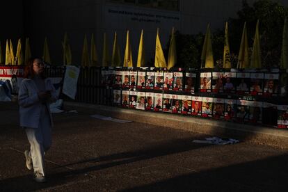 Imágenes de secuestrados por Hamás en una plaza de Tel Aviv este sábado.