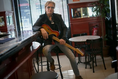 Tony Carmona posa con su guitarra en el Café Central, en Madrid.