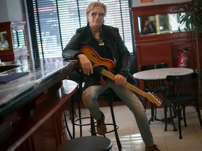 Tony Carmona posa con su guitarra en el Café Central, en Madrid.