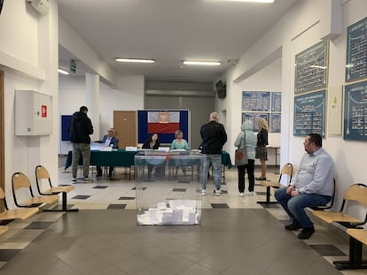 Mesa electoral en el hall del instituto católico Sagrada Familia de Siedlce, este domingo.