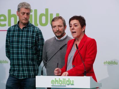 Los diputados de EH Bildu, Mertxe Aizpurua (d), y Oskar Matute (i), junto al alcalde de Tafalla (Navarra), Jesús Arrizubieta.