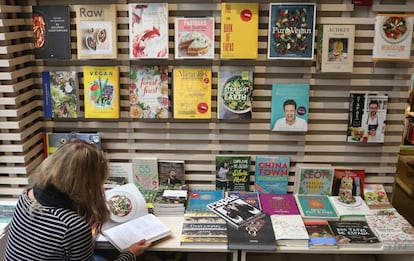 Estanter&iacute;as con libros de cocina y de alimentaci&oacute;n en la librer&iacute;a La Central de Madrid.