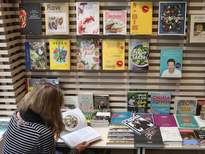 Estanter&iacute;as con libros de cocina y de alimentaci&oacute;n en la librer&iacute;a La Central de Madrid.