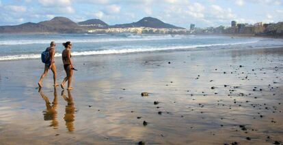 Turistas en una playa de Gran Canaria