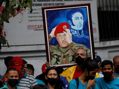 Un grupo de ciudadanos sostiene un retrato con la imagen del expresidente Hugo Chávez en el cierre de campaña de Carmen Meléndez, candidata a la alcaldía de Caracas, el 18 de noviembre.