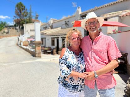 Julie y Steve Ward, dueños de Cuevas por la Paz (Granada), ante su complejo en el programa 'Nuestro propio pueblo'.