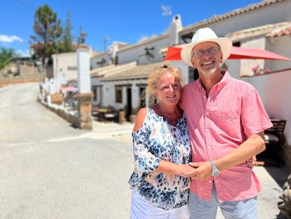 Julie y Steve Ward, dueños de Cuevas por la Paz (Granada), ante su complejo en el programa 'Nuestro propio pueblo'.