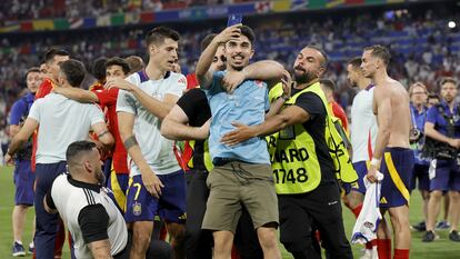 Momento en el que un empleado de seguridad derriba a Morata tras el España-Francia.