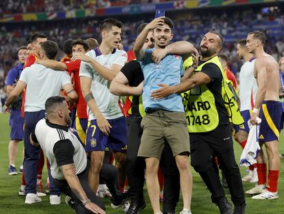 Momento en el que un empleado de seguridad derriba a Morata tras el España-Francia.