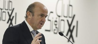 El ministro de Econom&iacute;a y Competitividad, Luis de Guindos, imparte una conferencia en el Club Siglo XXI, hoy en Madrid. 