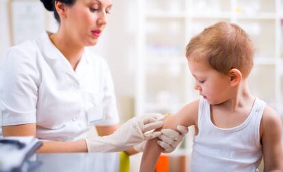 Una pediatra vacuna a un niño, en una imagen de archivo.