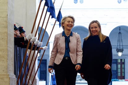 La presidenta de la Comisión Europea, Ursula von der Leyen (izquierda), con la primera ministra italiana, Giorgia Meloni.