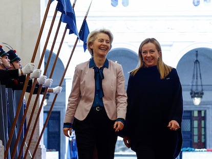 La presidenta de la Comisión Europea, Ursula von der Leyen (izquierda), con la primera ministra italiana, Giorgia Meloni.