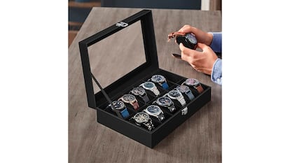 Caja organizadora de relojes sobre fondo blanco.