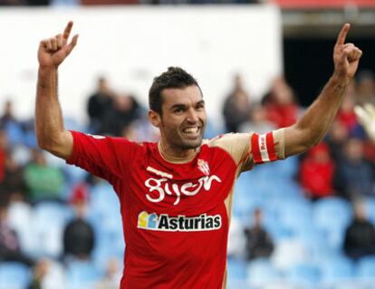 Barral celebra uno de sus goles al Zaragoza.