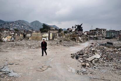 Antioquía (provincia de Hatay) Un año después del terremoto que dejó más de 53.000 muertes y 3 millones de personas sin hogar en el sur y sureste de Turquía, aún no se han completado los trabajados de derribo de edificios dañados y desescombro.