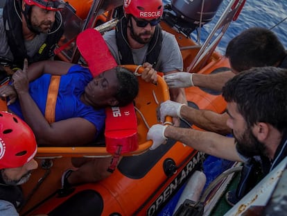 Open Arms rescata a una náufraga junto a los cadáveres de una mujer y un bebé 'abandonados' por la guardia costera libia
