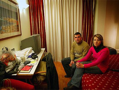 Gemma Velasco y su marido, Javier, en la habitación del hotel en el que viven desde hace cuatro semanas.
Un grupo de vecinos desalojados, el día de su llegada al hotel en el que viven de forma provisional.