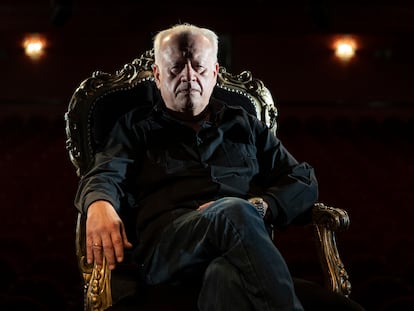 Juan Echanove posa en el escenario del Teatro Infanta isabel de madrid, donde protagoniza 'La fiesta del Chivo'.