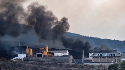 La lava avanza por el polígono industrial del Callejón de la Gata, en el municipio de El Paso.