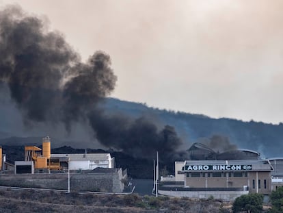 Una hormigonera de la cementera del polígono industrial del Callejón de la Gata, en el municipio de El Paso, quedó medio sepultada tras el paso hoy lunes de la colada de lava del volcán de La Palma.