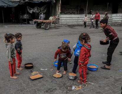 
25 de enero de 2024. Franja de Gaza.

"Antes de la guerra, solía tomar fotos de cosas que eran hermosas, pero estas hermosas imágenes se han convertido en imágenes de dolor y angustia. Cada imagen que fotografío, vivo en esa imagen por un tiempo, experimento lo que está sucediendo en esa foto. Cuando tomé la foto de los niños que estaban comiendo en la calle, seguía pensando que alguna vez vivieron una vida hermosa en sus hogares.
Soy madre. Mi hijo vivió dos meses de guerra en Gaza. Solía estar lejos de él durante semanas, pero para mantenerlo a salvo, lo envié con familiares en los Emiratos hasta que terminara la guerra. Fue la despedida más difícil que he tenido.
Cada imagen que tomamos atormenta nuestros corazones, y transmitimos cómo es nuestra vida a través del lente porque es nuestra única forma".