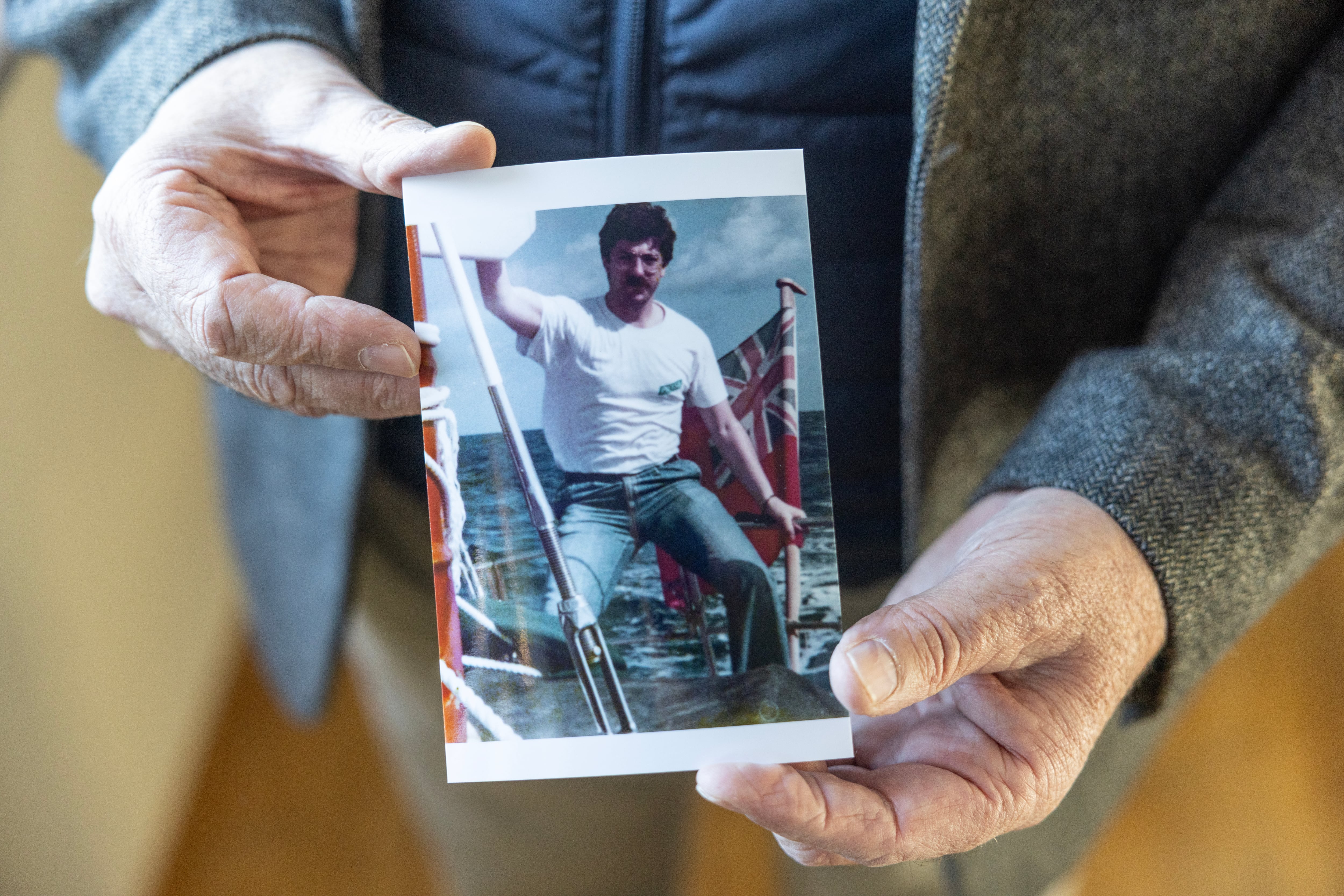 Juan Antonio Ojeda muestra una de las dos fotografías que conserva del abordaje del 'Bongo', en febrero de 1991. En ella, aparece junto a la bandera británica del velero 'Esmeralda de los tiburones', en el que fueron a interceptar un cargamento de cocaína.
