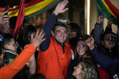 El candidato presidencial del Partido Demócrata Cristiano, Rodrigo Paz, se dirige a sus simpatizantes tras conocer los resultados, el domingo en La Paz.