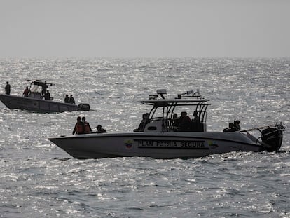 Fuerzas de seguridad de Venezuela patrullan la costa de La Guaira, donde se produjo el intento de incursión marítima.