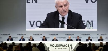 Los miembros del consejo de administración de Volkswagen, durante la presentación de resultados el pasado martes en Wolfsburgo. Su presidente, Matthias Müller, aparece en la pantalla gigante.