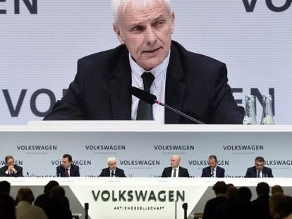 Los miembros del consejo de administración de Volkswagen, durante la presentación de resultados el pasado martes en Wolfsburgo. Su presidente, Matthias Müller, aparece en la pantalla gigante.