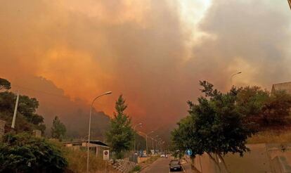 El humo y las llamas rodean los edificios durante un incendio en la ciudad siciliana de Mesina (Italia) el martes.