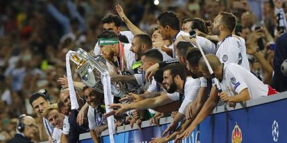 Los jugadores del Madrid levantan la Champions de 2016.