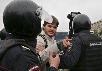 Este sábado, el Comité de Investigación ha anunciado también que ha abierto una causa penal contra el Fondo Anticorrupción, la organización de Navalni, por blanqueo de capitales. En la imagen, un manifestante increpa a un agente tras ser detenido.