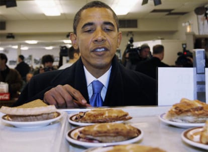 Barack Obama pide una porción de tarta en una cafetería de Chicago, el viernes.