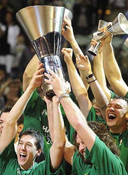 Los jugadores del Panathinaikos levantan la copa de la Euroliga.