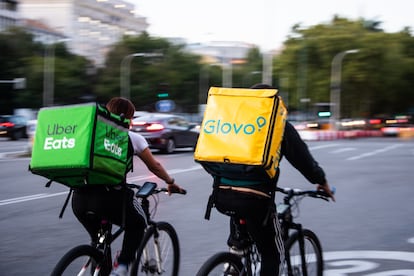 Dos trabajadores de plataformas digitales, uno de Uber y otro de Glovo.