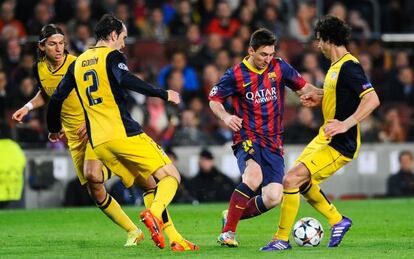 Messi intenta driblar a Godín y Tiago ante la mirada de Filipe, el pasado mes de abril.