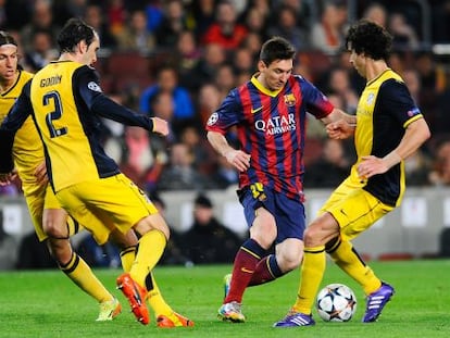 Messi intenta driblar a God&iacute;n y Tiago ante la mirada de Filipe, el pasado mes de abril.