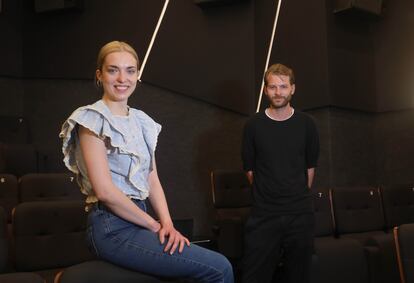 Magdalena Kolesnik y Magnus von Horn en una sala del Cine Embajadores de Madrid.