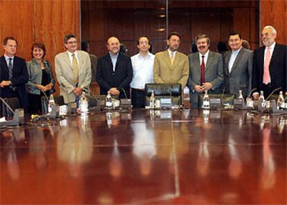 Foto de familia de los miembros de la ponencia y de la mesa de la comisión de Desarrollo Estatutario del Parlamento de Andalucía.