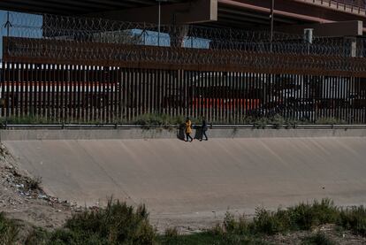 A todas horas, los migrantes caminan cerca del muro para entregarse a la Patrulla Fronteriza. 