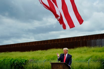 El expresidente Donald Trump visita el muro fronterizo en Texas esta semana.