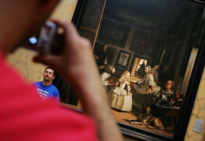 Un hombre posa cerca de 'Las meninas' en el Museo Nacional del Prado, en Madrid. 
