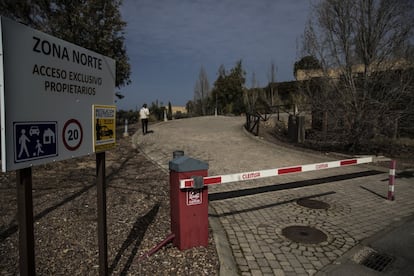 Entrada a una de las zonas de chals de la urbanizacin restringida a los propietarios. El Tribunal Supremo anunci la semana pasada que acordaba la demolicin de todas las instalaciones de la isla, incluidas las viviendas.