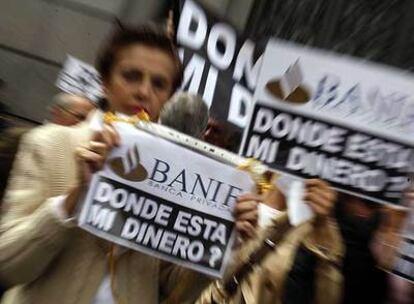 Afectados por la quiebra de Lehman Brothers se manifiestan ante el Banco de España en Madrid.