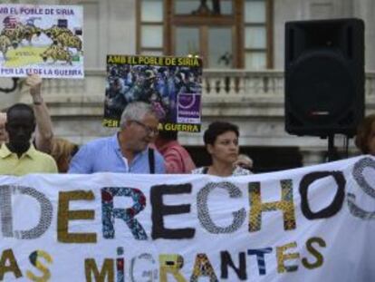 Ciudadanos en apoyo de los refugiados en la plaza del Ayuntamiento de Valencia.