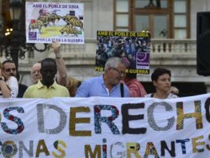 Ciudadanos en apoyo de los refugiados en la plaza del Ayuntamiento de Valencia.