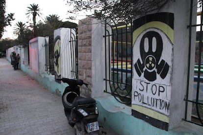 Pintadas en contra de la polución a las puertas de un parque infantil.