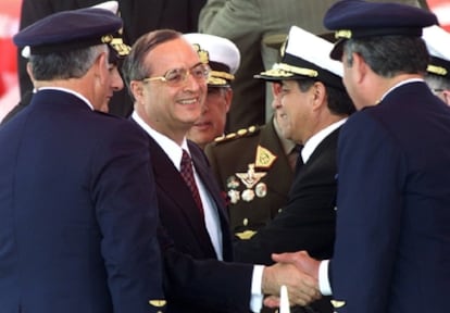 Vladimiro Montesinos (con gafas) durante una ceremonia militar en Lima en 2000.